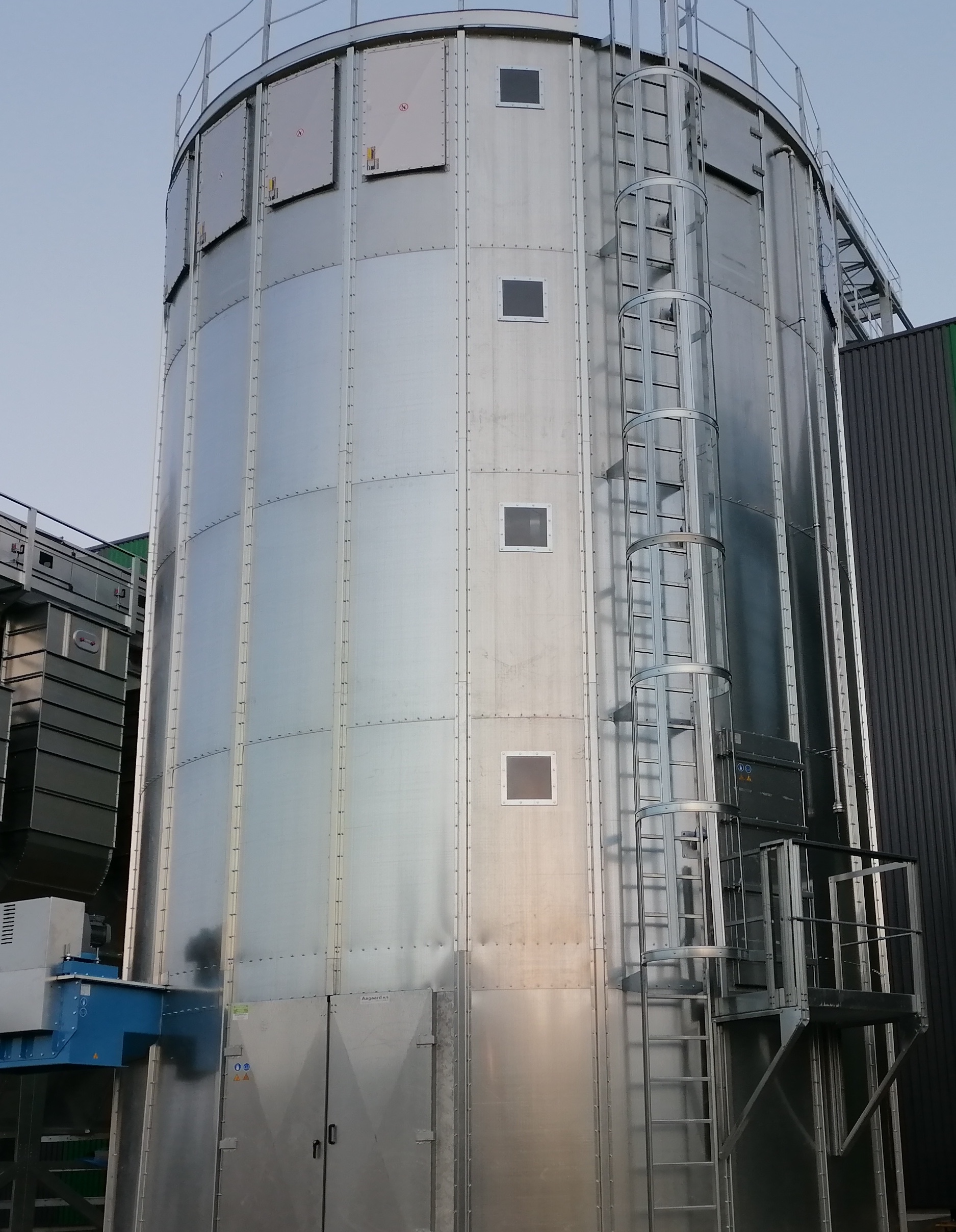 image of flat roof silo